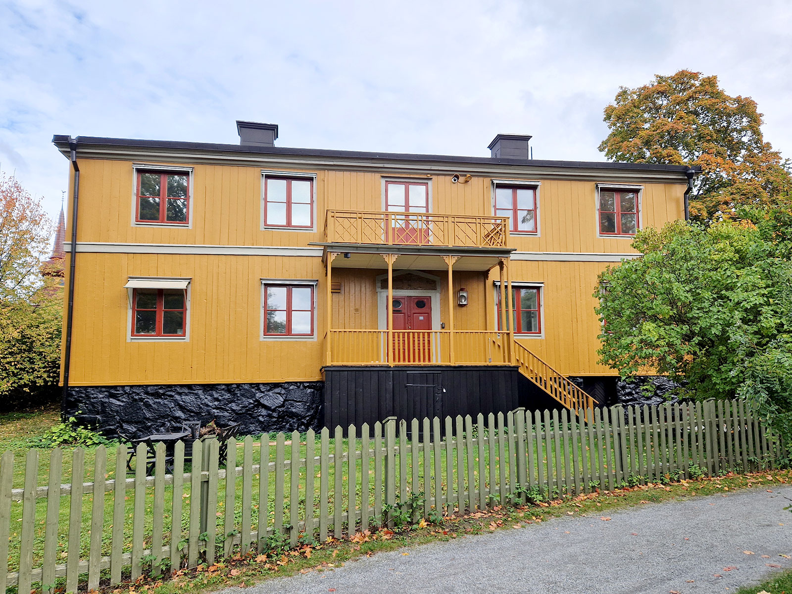 Gula villan Skansen, utvändig målning med linoljefärg för Stiftelsen Skansen.